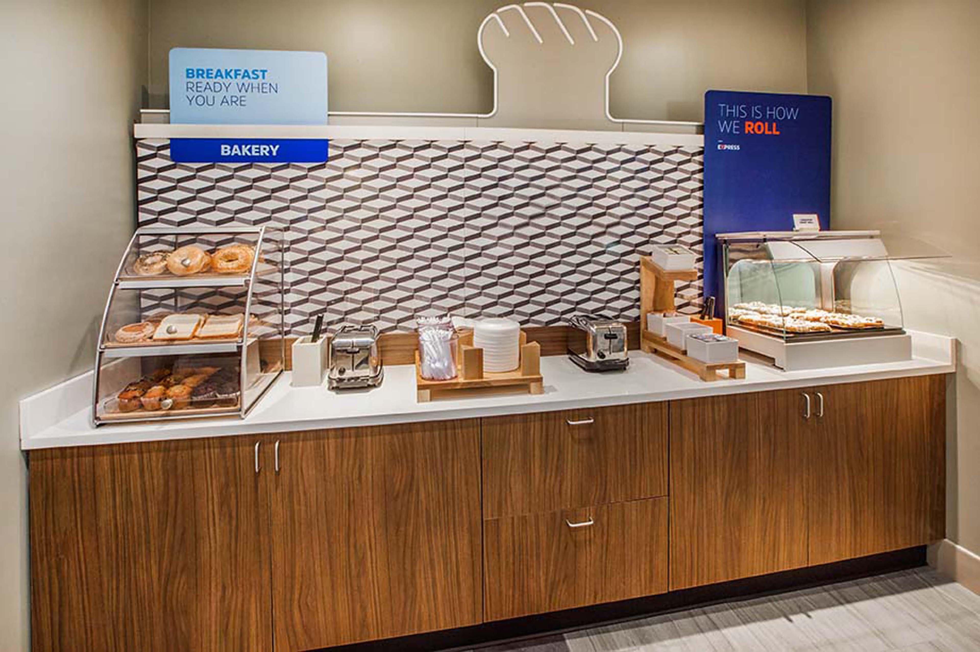 Holiday Inn Express Winston-Salem Medical Ctr Area Экстерьер фото
